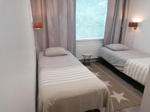Postel nebo postele na pokoji v ubytování Majoituspalvelu Nurmi Apartment Peipontie 3 B