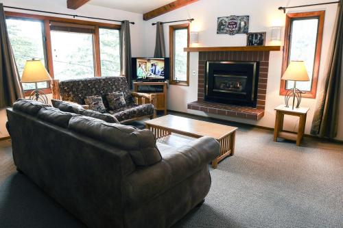 uma sala de estar com um sofá e uma lareira em Sunnyside Knoll- 17 cabin em Estes Park