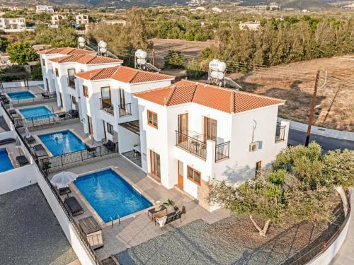 una vista aérea de una villa con 2 piscinas en Sanders White Mountains Pool Villas en Pafos