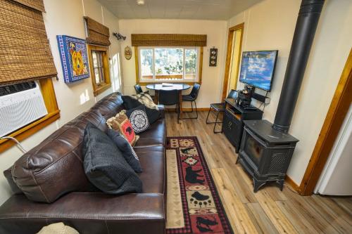 Χώρος καθιστικού στο Lazy R Cottages- 5 cabin