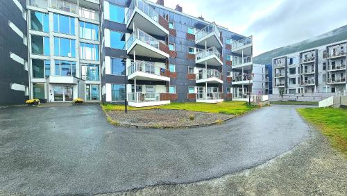 un aparcamiento vacío frente a un edificio en Very cozy and central appartment near the city centre, en Tromsø