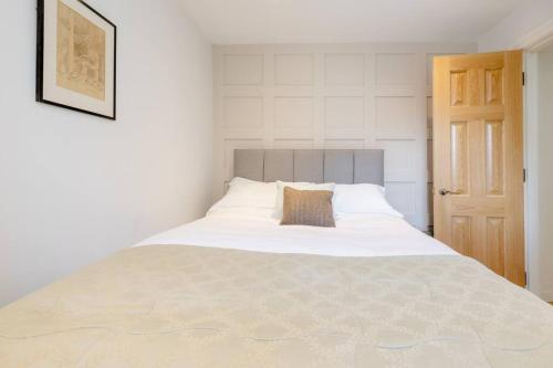 a bedroom with a large white bed with a pillow at Luxury flat on Fulham/Chelsea border in London