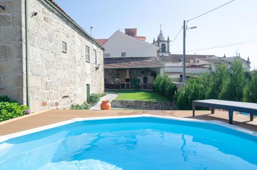 a swimming pool in the backyard of a house at Casa do Compasso in Farminhão