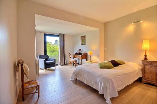 1 dormitorio con 1 cama y 1 mesa con silla en GITE ROSCLEDAN contemporain, 3 chambres idéalement situé, en Arradon