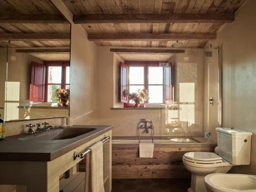 ピエーヴェ・サント・ステーファノにあるQuercia Rubraの洗面台とトイレ付きのバスルーム