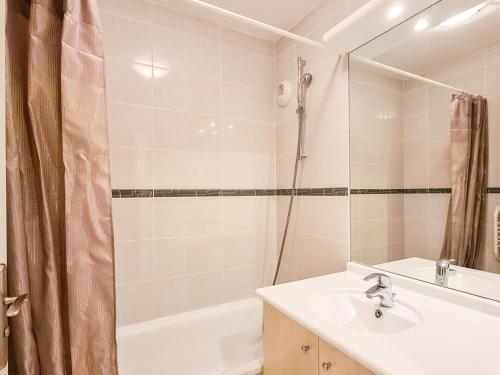 une salle de bain avec un lavabo et une douche dans l'établissement Appartement confortable avec parking et balcon · Centre station - FR-1-425-148, à Flaine