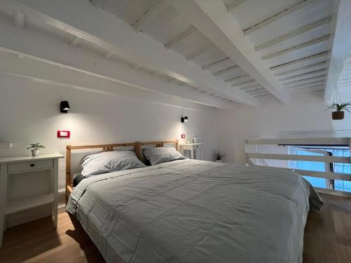 1 dormitorio con 1 cama grande en una habitación blanca en Guest House SanSiro Fiera en Milán