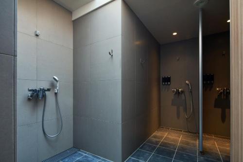 baño con cabina de ducha y puerta de cristal en TOKIO's HOTEL en Tokio