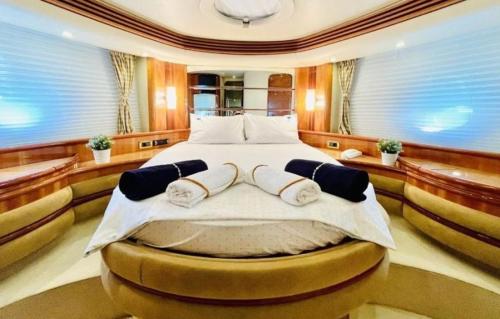 een slaapkamer met een groot bed in een kamer bij luxerholiday in Antalya