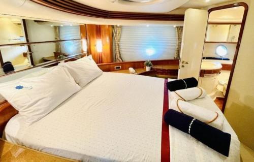 een slaapkamer met een groot bed op een jacht bij luxerholiday in Antalya