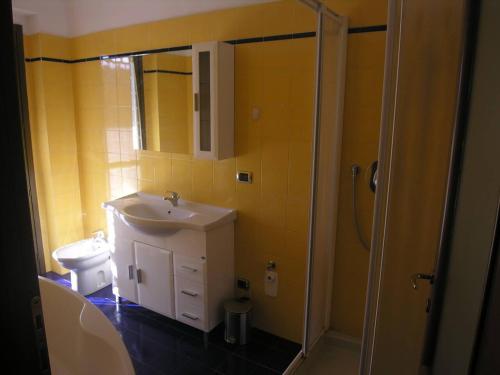 ein Bad mit einem WC, einem Waschbecken und einer Dusche in der Unterkunft Appartamento signorile in Orbassano