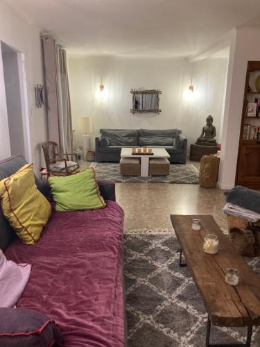 - un salon avec un canapé et une table basse dans l'établissement LE MAS, à Aix-en-Provence