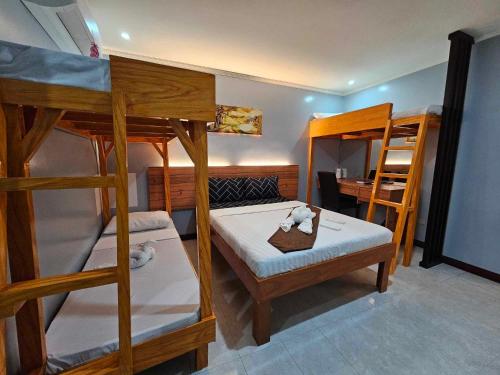 een slaapkamer met 2 stapelbedden en een bureau bij La Choeben Suites in Calbayog