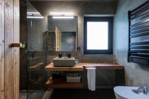 a bathroom with a sink and a shower at Lava Homes in Santo Amaro