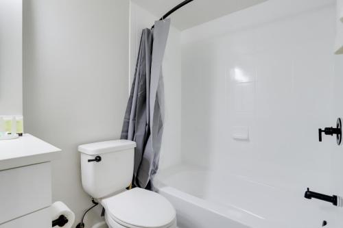 y baño con aseo, bañera y lavamanos. en Modern & Charming Apt With Rooftop @pentagon City en Arlington