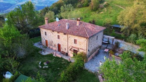 una vista aérea de una gran casa de piedra en una colina en Raggio Campacci di Sacchetti Vanessa, 