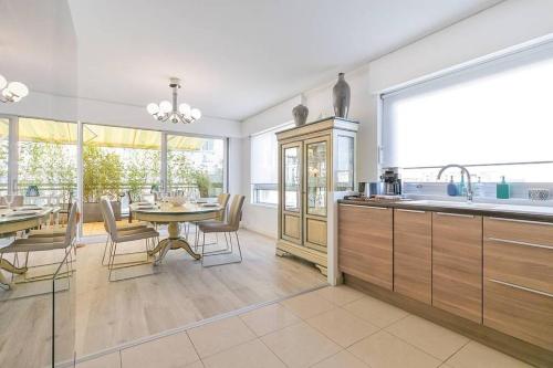 une cuisine avec une table et une salle à manger dans l'établissement Les Bambous, à Dijon