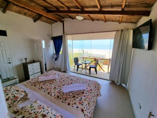 索里托斯的住宿－Bright Bungalows - Frente al Mar，一间卧室配有一张床,享有海景