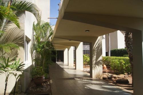 un pasillo de una casa con árboles y plantas en Nautica Beach - Moderno Apartmento Margarita en Porlamar