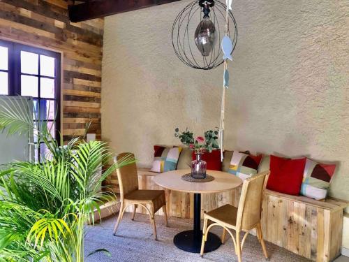 Pokój ze stołem, krzesłami i kanapą w obiekcie Love room - Spa balnéo - Hammam sauna -Emmy Élégance w mieście Six-Fours-les-Plages