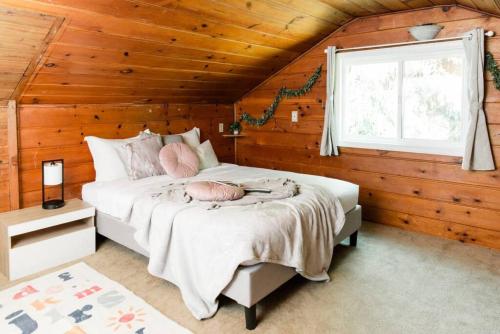 Säng eller sängar i ett rum på Lovely wooden home in urban walking to beach park