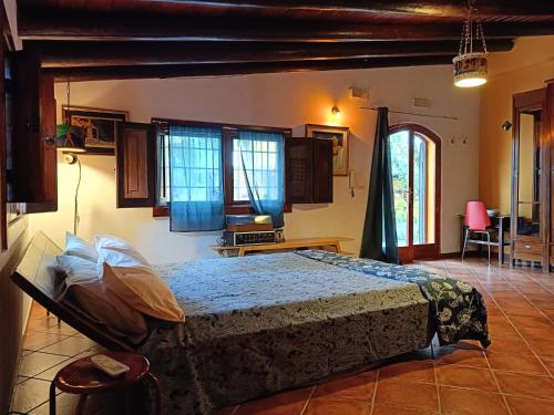 una camera con un letto in una stanza con finestre di Aspromonte Yellow House a Bitonto
