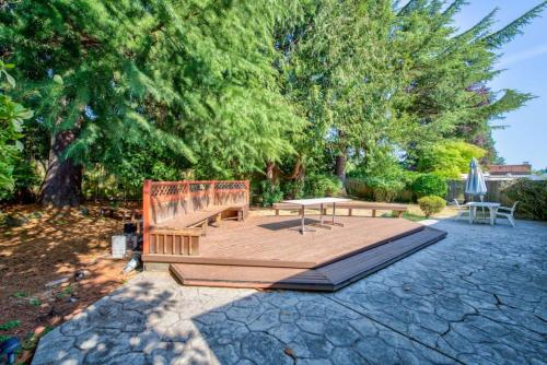 Κήπος έξω από το Stylish & Spacious Retreat in Downtown Bellevue