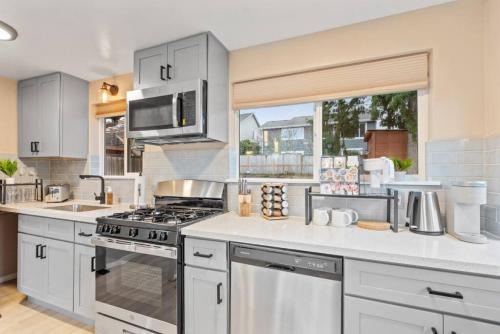 Η κουζίνα ή μικρή κουζίνα στο Lakeview Home in Renton, Walk to Beach, AC, Fenced