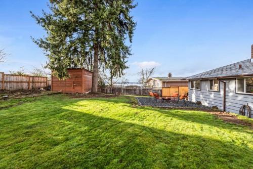 Κήπος έξω από το Lakeview Home in Renton, Walk to Beach, AC, Fenced