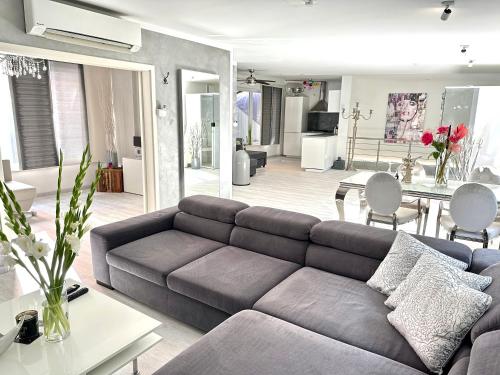 uma sala de estar com um sofá e uma mesa em JB City Loft em Hamburgo