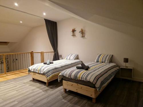 1 Schlafzimmer mit 2 Betten und einem Balkon in der Unterkunft Gîte de l'étoile, 6 pers. spacieux avec extérieur 