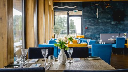 einen Tisch in einem Restaurant mit einer Blumenvase darauf in der Unterkunft Varbla sadam ja restoran Groot 