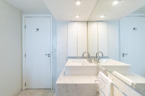 a bathroom with a sink and a mirror at Araçari in São Paulo