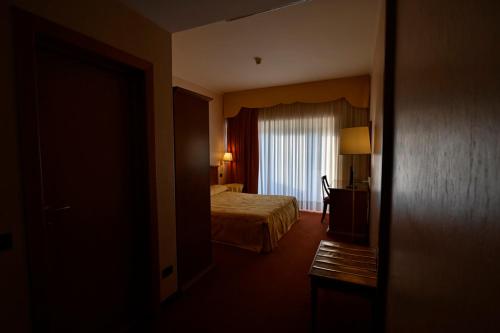 een hotelkamer met een bed en een raam bij Villa Sirena Hotel e Ricevimenti in Durazzano