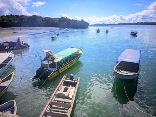 dwie łodzie są zakotwiczone w doku w wodzie w obiekcie Cabaña Playa Ladrilleros w mieście Playa Ladrilleros