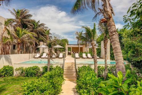 Bazén v ubytování Santamar by Tao Beach Condos with Pool & Walk to Ocean nebo v jeho okolí