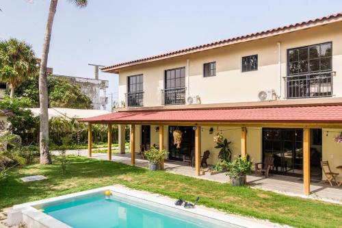 una vista exterior de una casa con piscina en Villas Elim A and B, en Cabrera