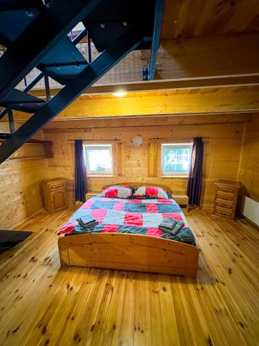 1 dormitorio con 1 cama en una cabaña de madera en LoketOFF, en Loket