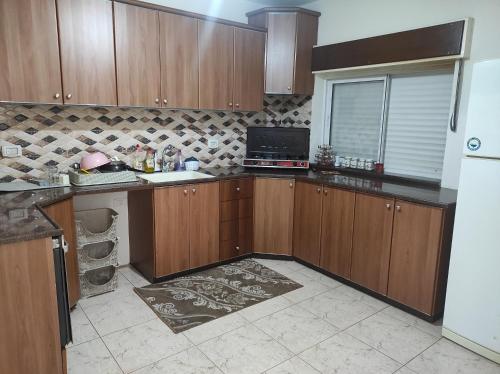 - une cuisine avec des placards en bois et un réfrigérateur blanc dans l'établissement Cozy Haven, à Bethléem