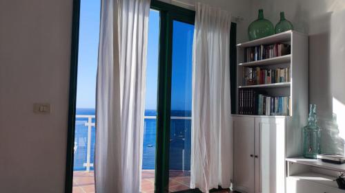a room with a window with a view of the ocean at Casa Puerto de la Estaca in Puerto de la Estaca