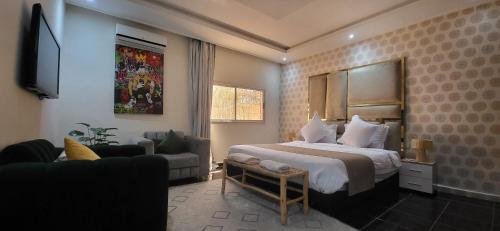 - une chambre avec un lit, une télévision et un canapé dans l'établissement Villa Dar Sukar, à Marrakech