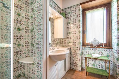 een badkamer met een wastafel en een spiegel bij Luxury Villa Spoleto in Spoleto