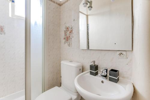 een witte badkamer met een toilet en een wastafel bij Chic apart Paris - La defense in Courbevoie
