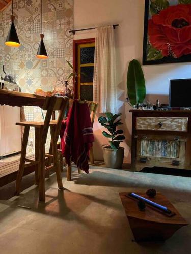 uma sala de estar com uma mesa de madeira e uma secretária em chalé completo na fazenda em Bocaina de Minas