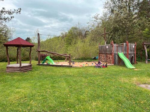 un parque con parque infantil y equipo de juegos en U Cvečků 
