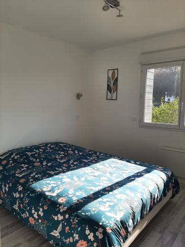 łóżko w białym pokoju z oknem w obiekcie gîte belle vue w mieście Yport