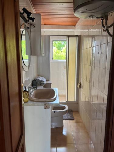 a bathroom with a sink and a toilet at Denia Apartamento a 20m de la Playa in Denia