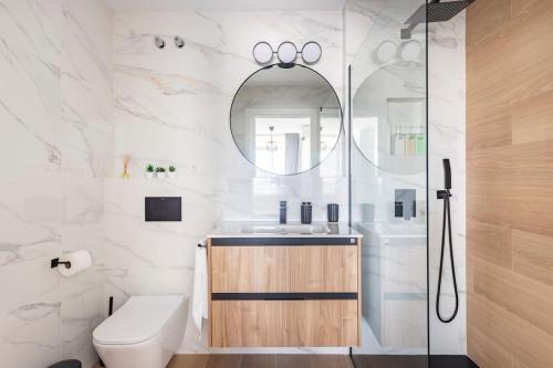 Un baño con inodoro, lavabo y espejo. en Luxury views downtown, en Alicante