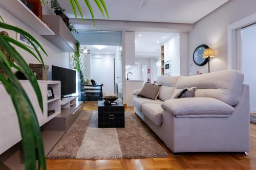 Ruang duduk di Audrey by Unique Rooms