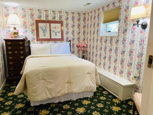 a bedroom with a bed and floral wallpaper at Greystone Manor Bed & Breakfast in Bird in Hand